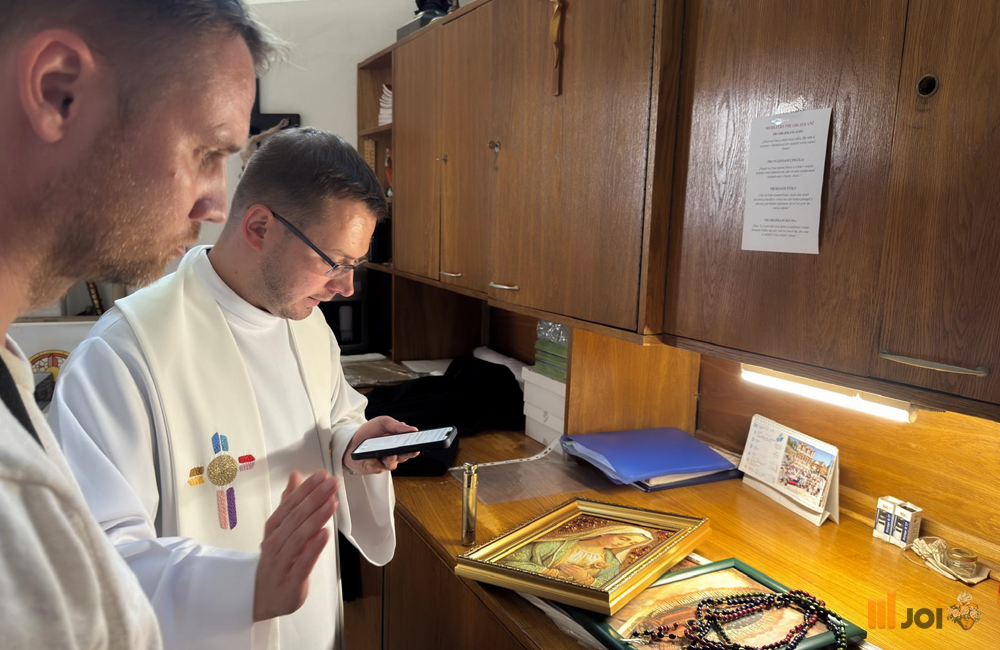 fotografieren der weihung von rosenkränzen und bildern durch den priester